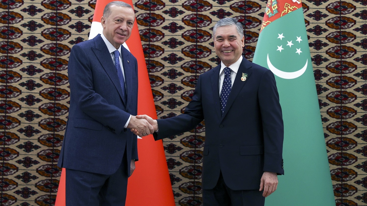 Cumhurbakan Erdoan'dan Trkmenistan'da pe pee temaslar