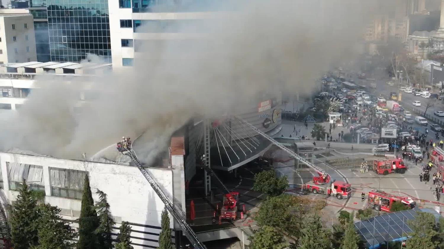 �stanbul'da korku dolu anlar! Levent'te AVM yang�n�