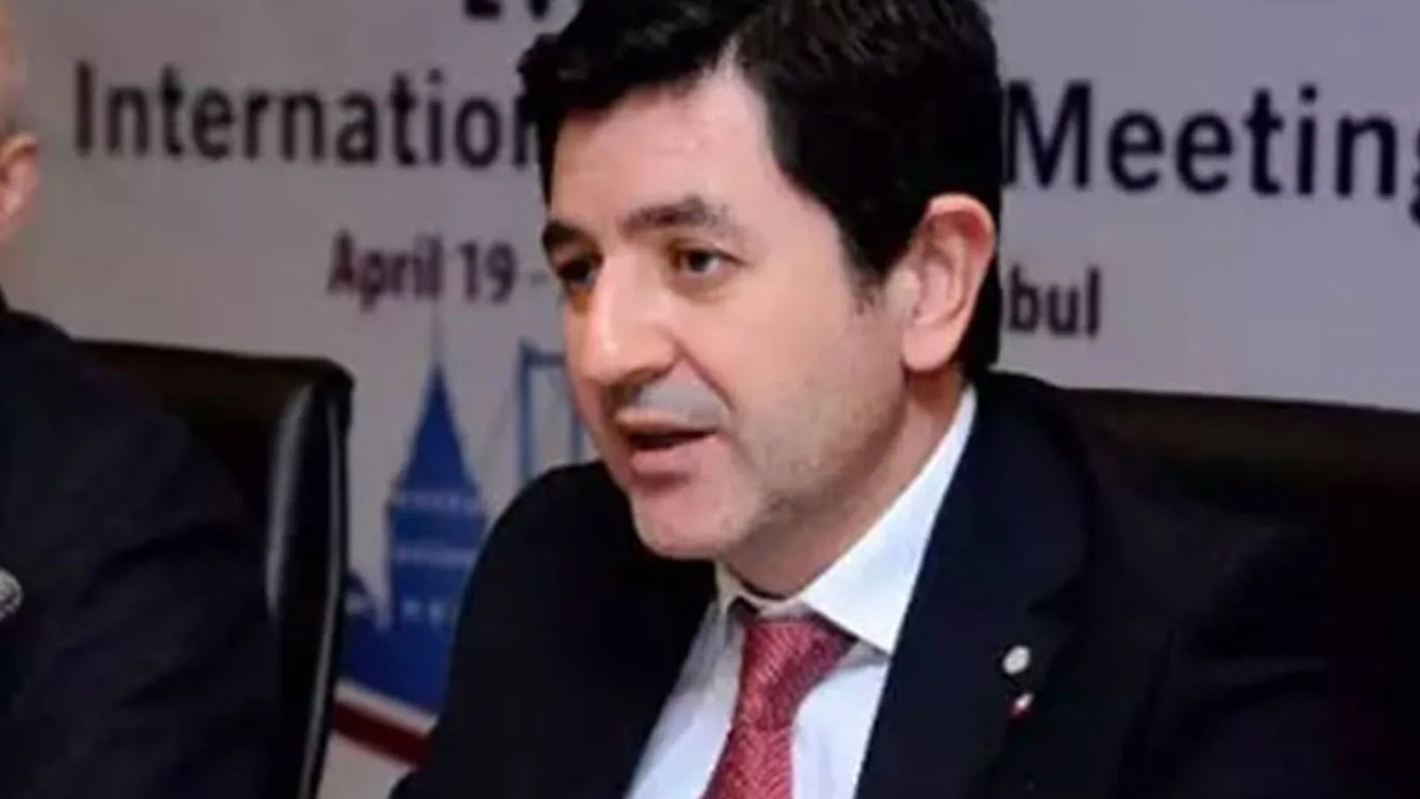 Profes�r evinde bayg�n bulundu: Durumu a��r