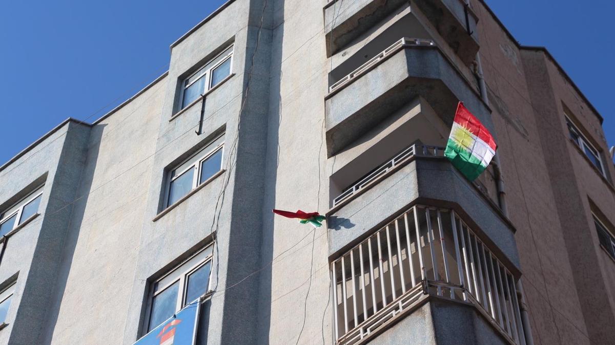 Diyarbakr'da 3 binaya aslan IKBY bayraklar topland