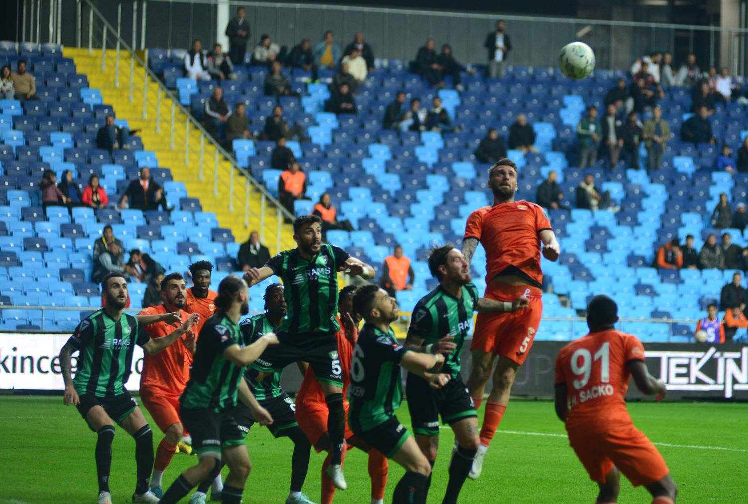 Denizlispor deplasmanda Adanaspor'u 3-2 ma�lup etti