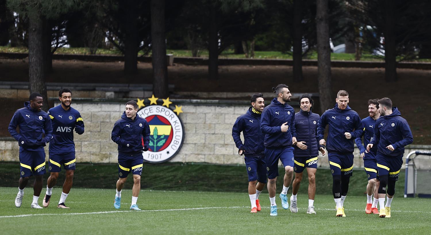 Fenerbah�e'de Altay Bay�nd�r ve Ezgjan Alioski belirsizli�i