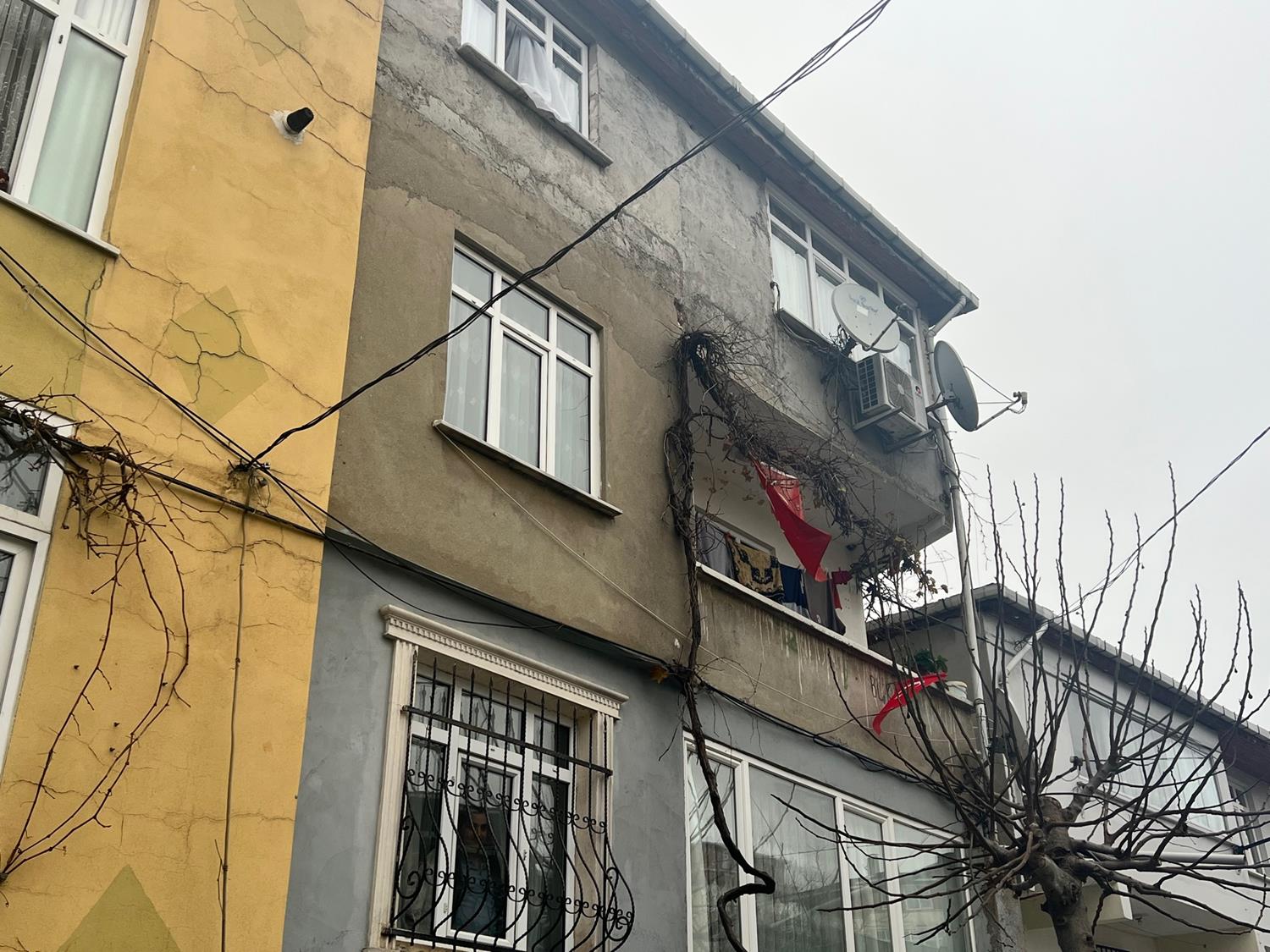 Anne, 2 �ocu�uyla 4. kattaki  evlerinin balkonundan atlad�