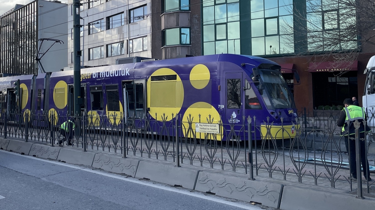 Kabata-Baclar tramvay raydan kt, 4 yolcu yaraland