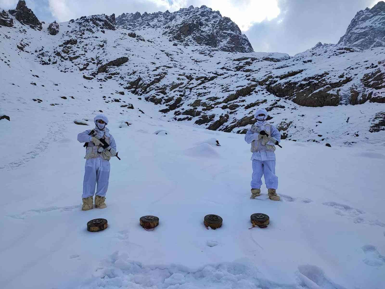 Hakkari'nin Y�ksekova il�esi k�rsal�nda jandarma ekipleri taraf�ndan yap�lan operasyonda 4 adet antitank may�n� ele ge�irildi.