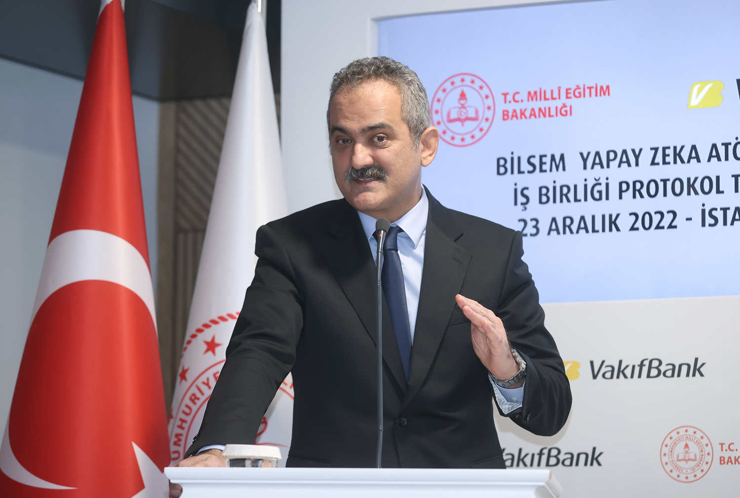 Bakan �zer: Gen� yazarlar�n yeti�tirilmesini hedefliyoruz