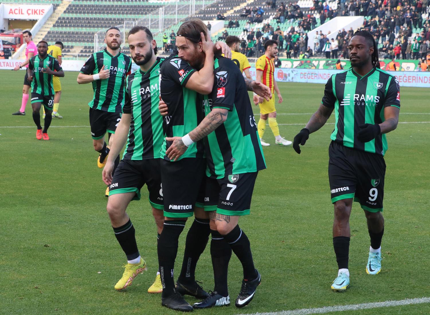Denizlispor k�mede kalma umutlar�n� art�rd�