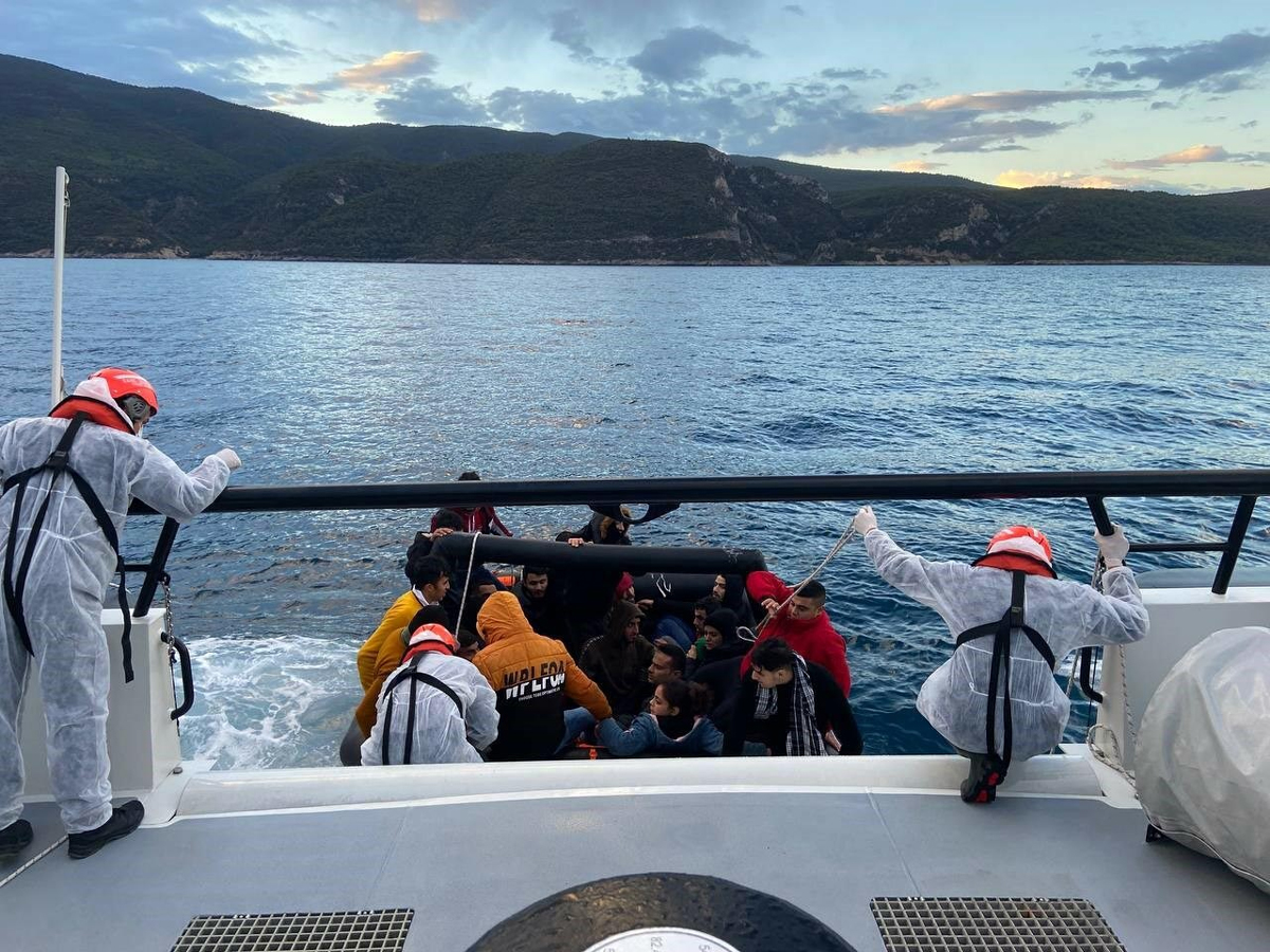 Ku�adas� a��klar�nda kurtar�lan d�zensiz g��men: Yunanistan Sahil G�venli�i e�imi ve arkada��m�z� �ld�rd�