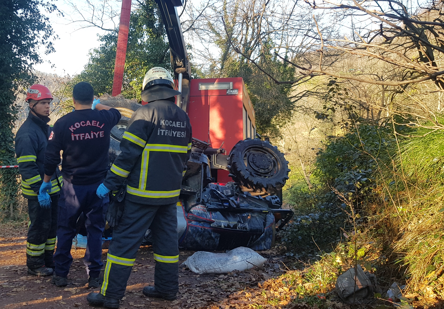 Devrilen trakt�r�n alt�nda kalan s�r�c� hayat�n� kaybetti