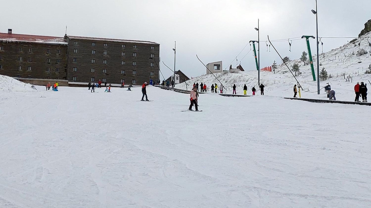 2 bin 200 rakml Kartalkaya Kayak Merkezi'nde kar kalnl, 1 metreyi geti