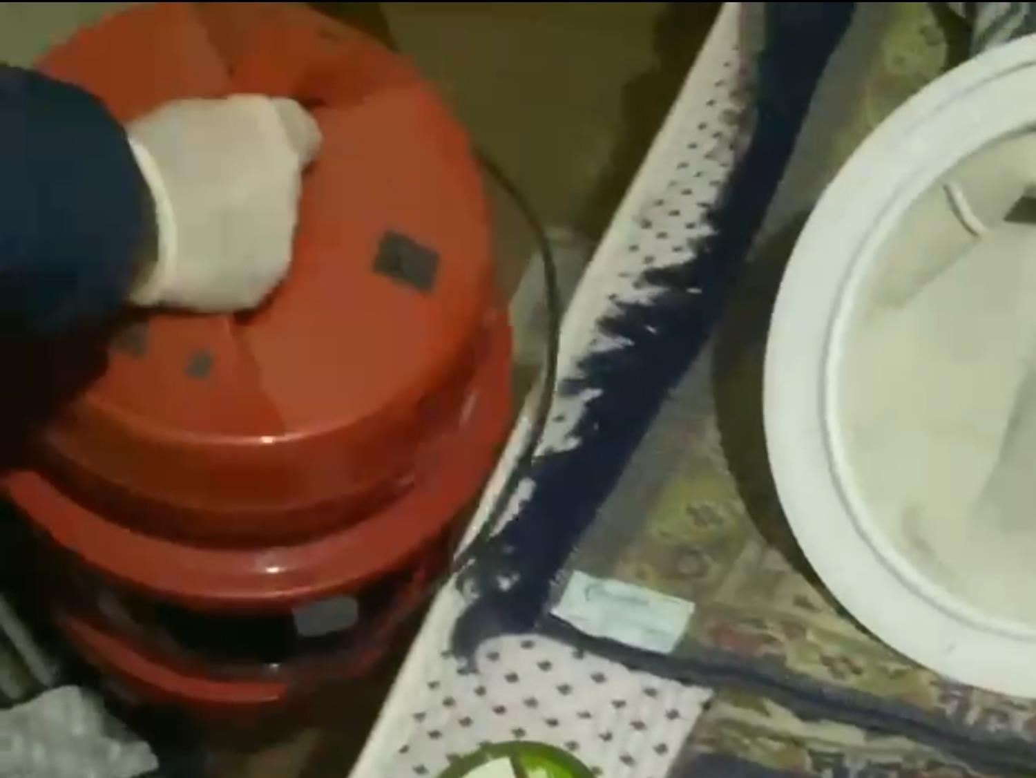 Bir eve yaplan basknda elektrikli sprgenin haznesinden el bombas kt
