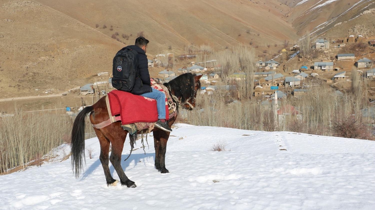 cretli retmenlik yapt 10 kilometre mesafedeki kye at srtnda gidiyor