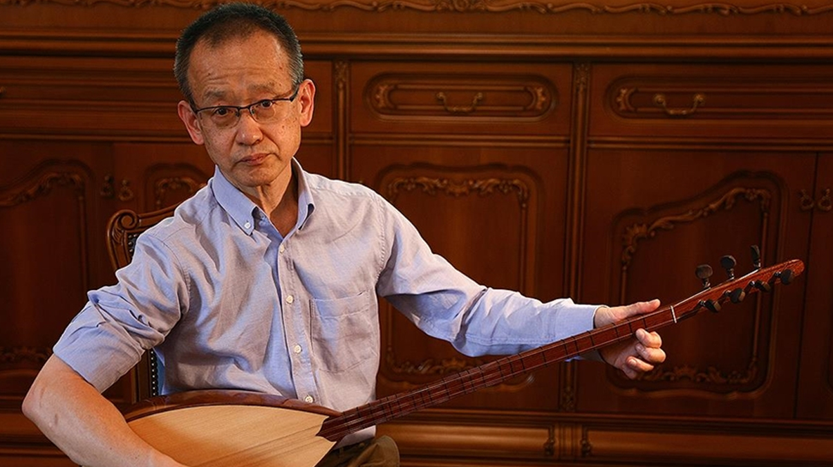 Japon diplomat hayran� oldu�u A��k Veysel'in t�rk�lerini s�yl�yor