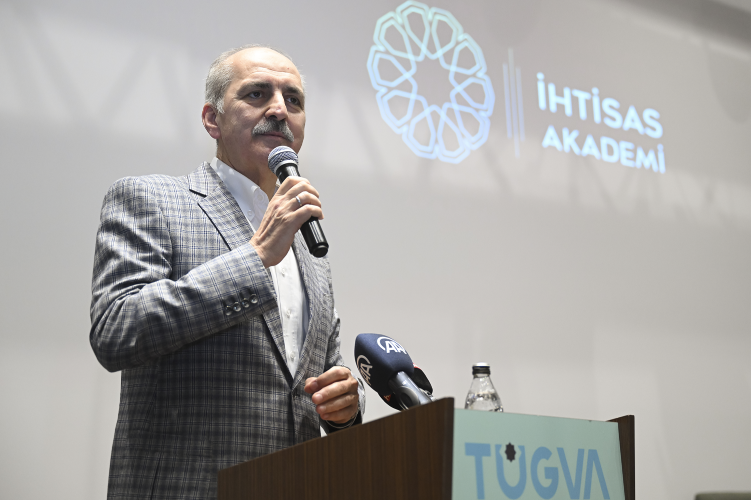 AK Parti Genel Ba�kanvekili Kurtulmu�: Gen� nesilleri ortak hedefler etraf�nda b�t�nle�tirece�iz