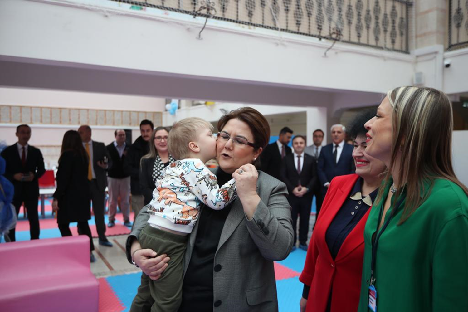 Bakan Yan�k Ukraynal� �ocuklar� ziyaret ederek, onlar�n yeni y�l�n� kutlad�
