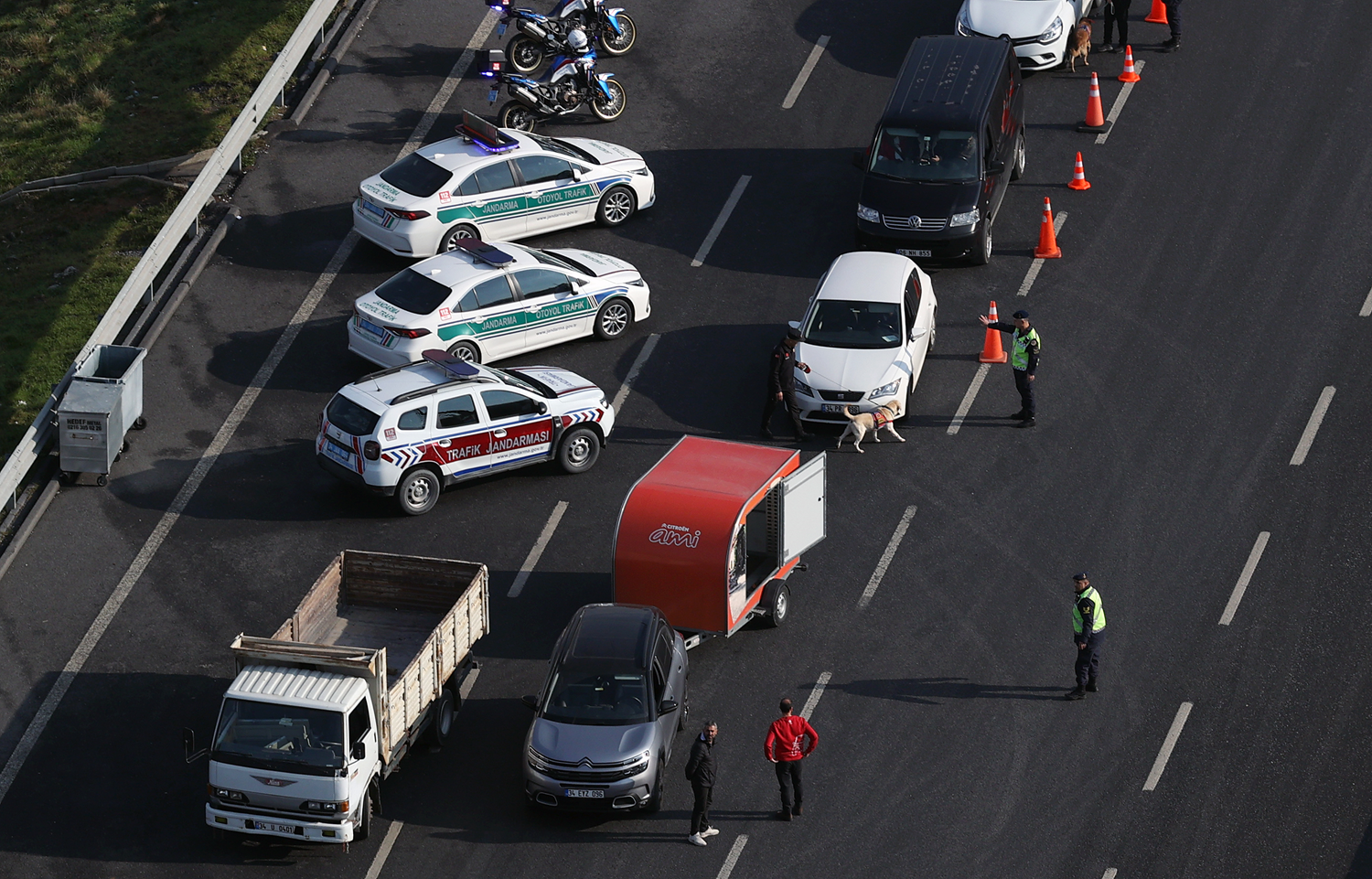 �stanbul'da jandarmadan helikopter destekli y�lba�� denetimi