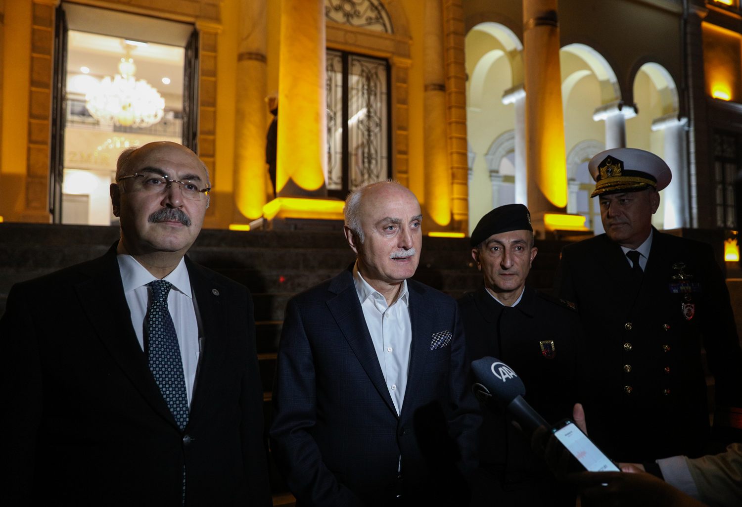 �zmir'de g�venlik had safhada! Bakan Yard�mc�s� Erdil yerinde takip etti