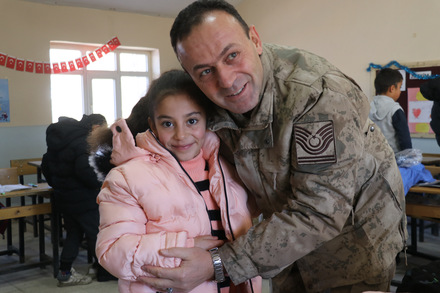 Mehmet�ik A�r�'daki k�y �ocuklar�n�n y�z�n� g�ld�rd�