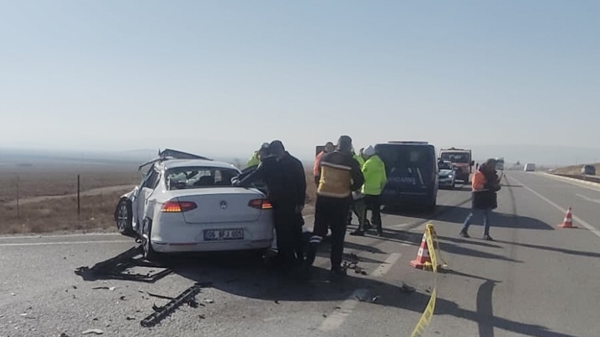 Tr ile otomobilin arpmas sonucu 2 kii hayatn kaybetti