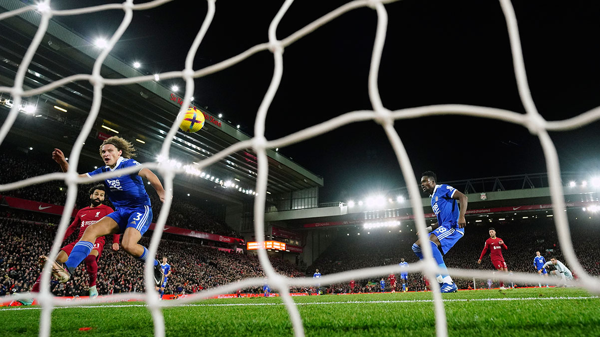 Wout Faes kendi kalesine 2 gol att�, Liverpool kazand�