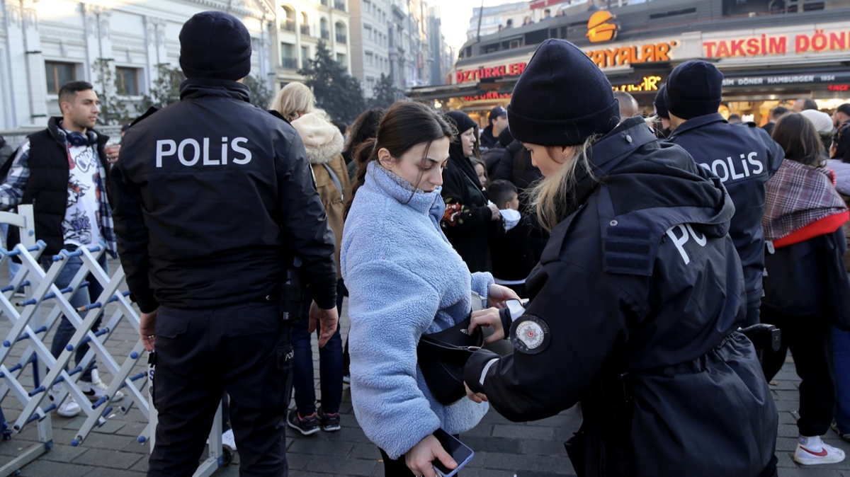 Yeni yla saatler kala Taksim'de younluk yaanyor