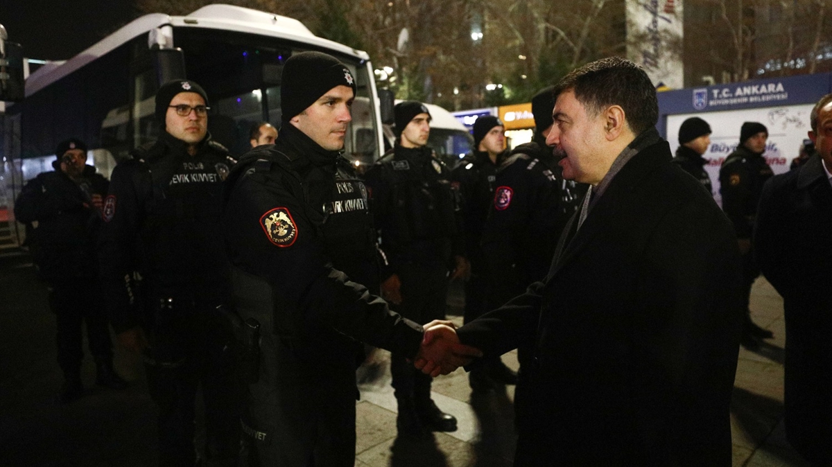 Ankara Valisi ahin, ylba tedbirleri kapsamnda Kzlay'da grevli polisleri ziyaret etti 