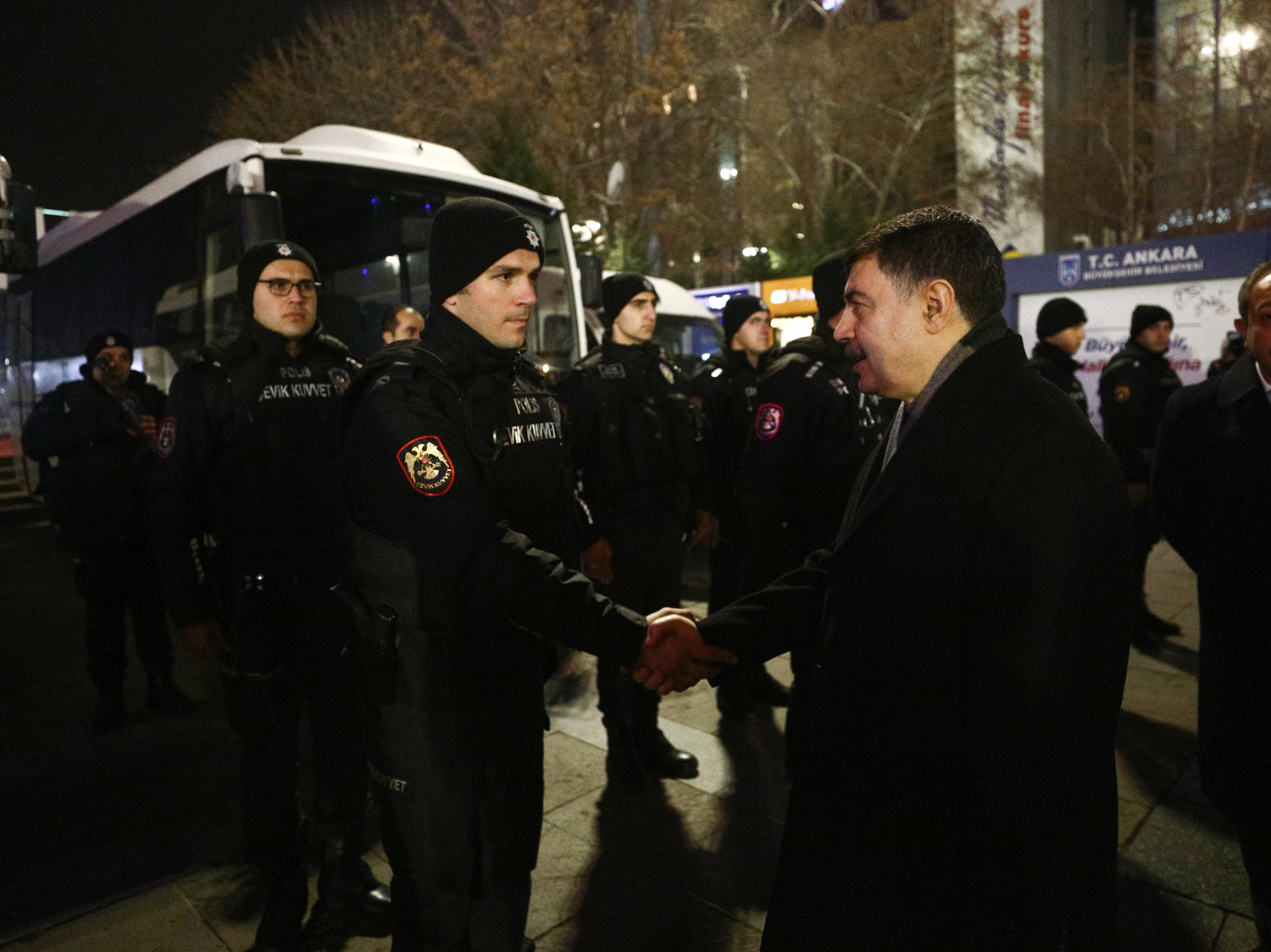 Ankara Valisi ahin, ylba tedbirleri kapsamnda Kzlay'da grevli polisleri ziyaret etti
