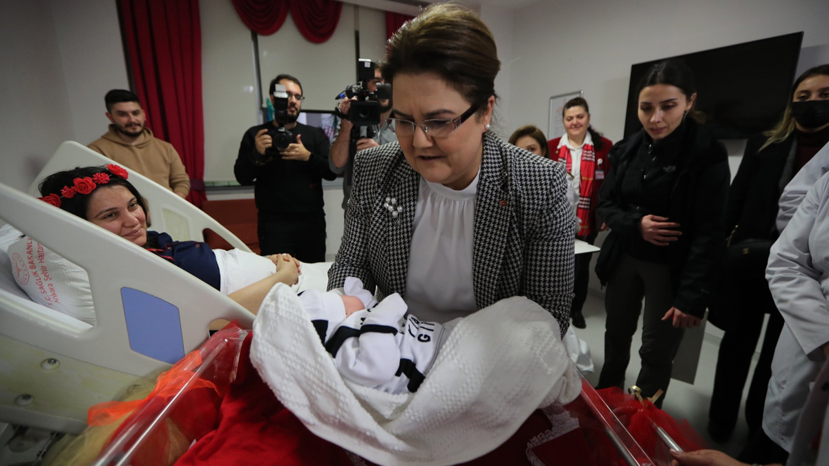Bakan Derya Yan�k yeni y�l�n ilk bebeklerini ziyaret etti