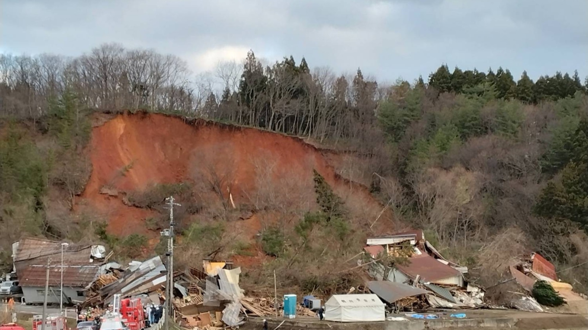 Japonya'da heyelan: 10 ev toprak altnda kald, 2 kii kayp