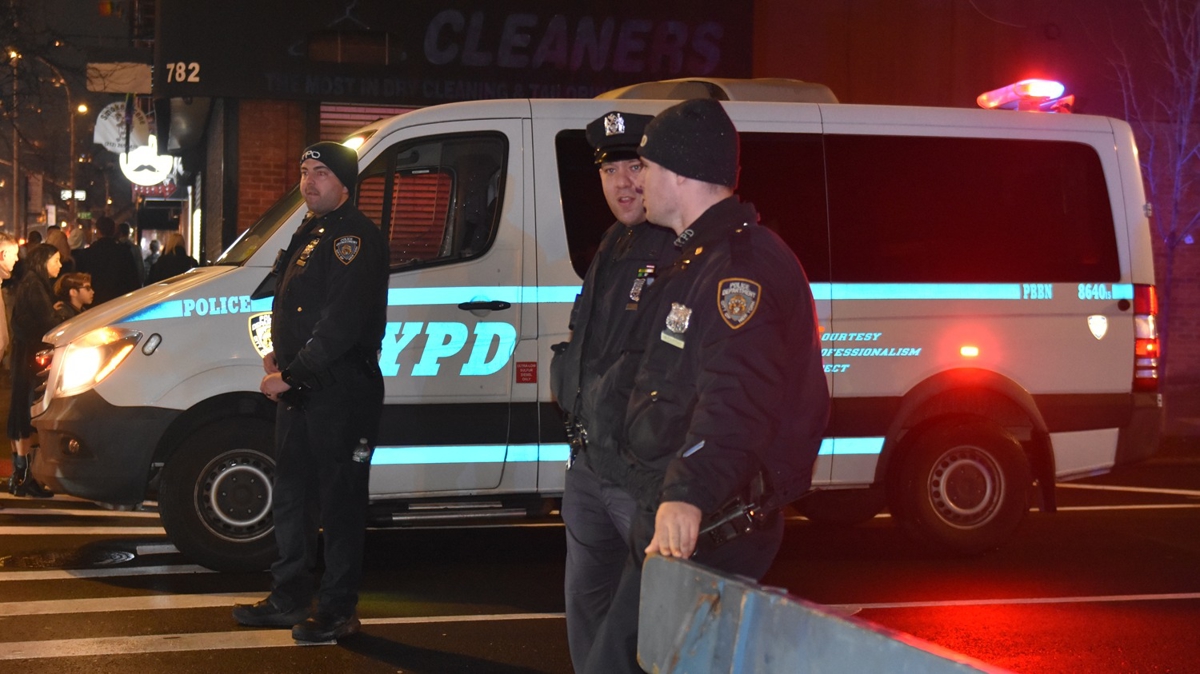 New York Times Meydan'ndaki yeni yl kutlamalar srasnda polise palal saldr 