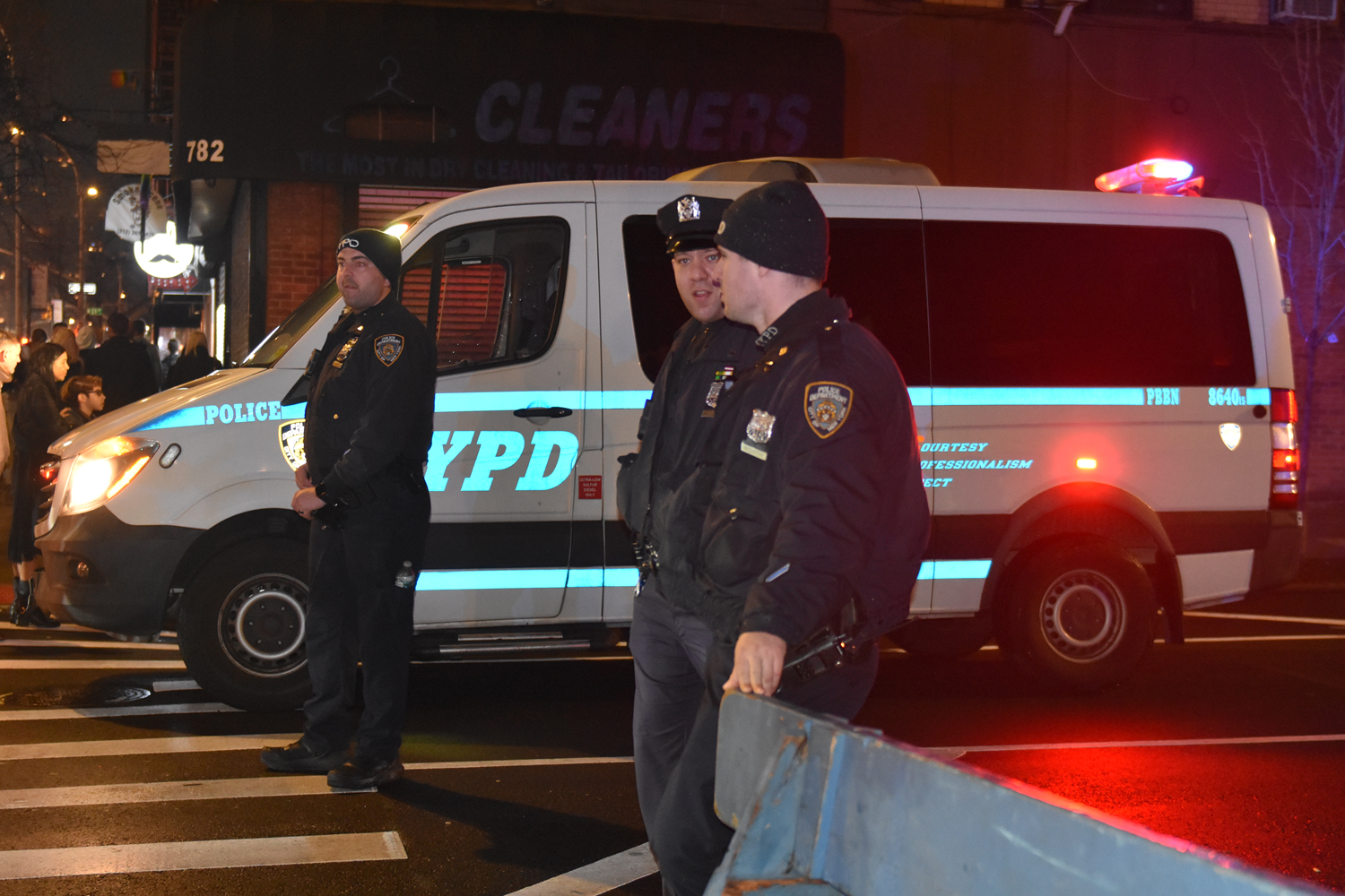 New York Times Meydan'ndaki yeni yl kutlamalar srasnda polise palal saldr