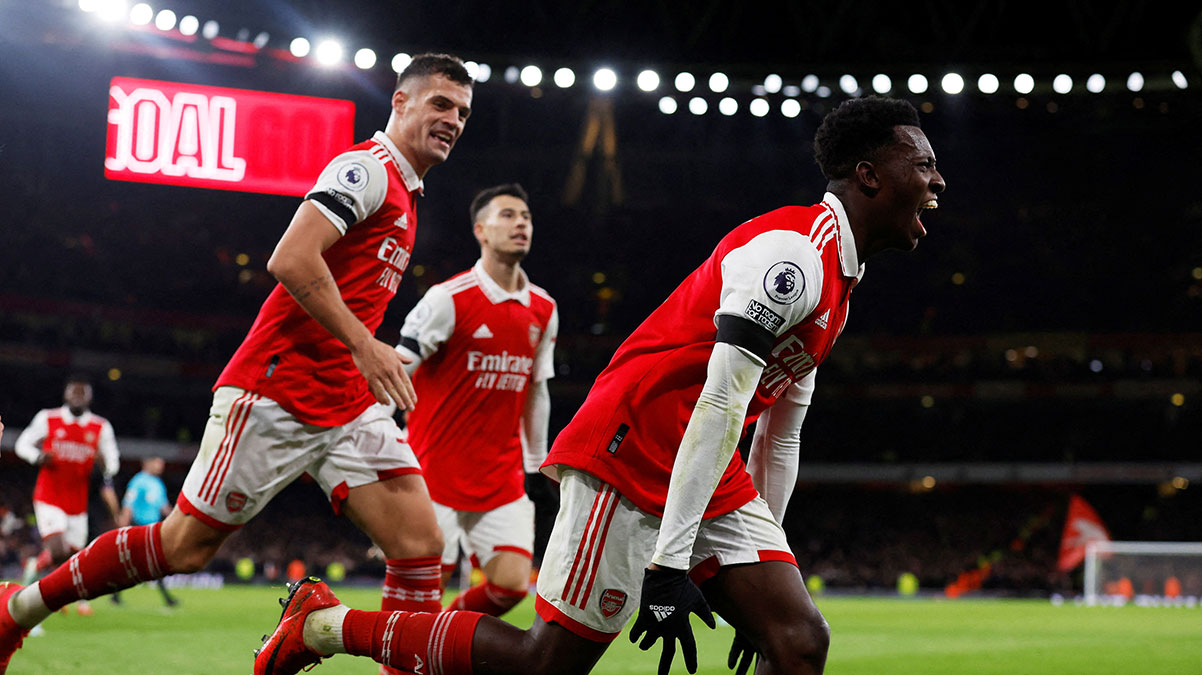 Premier Lig'de lider Arsenal fark� a��yor