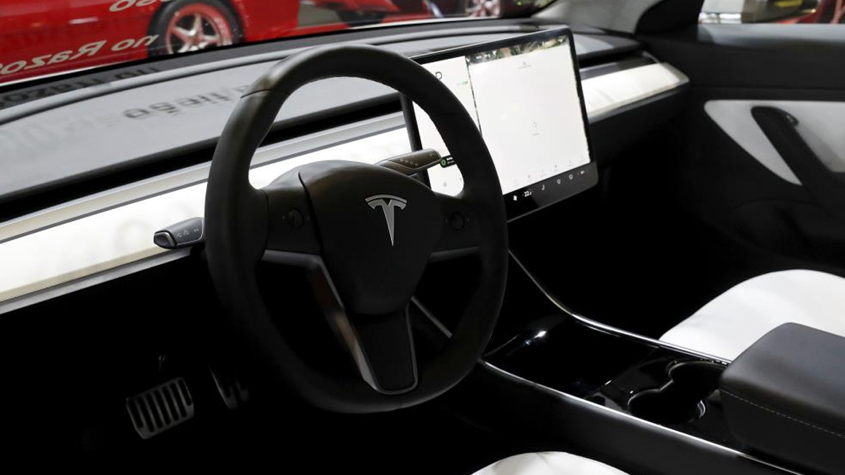 Almanya'da �a��rtan olay! Tesla dakikalarca polisten ka�t�