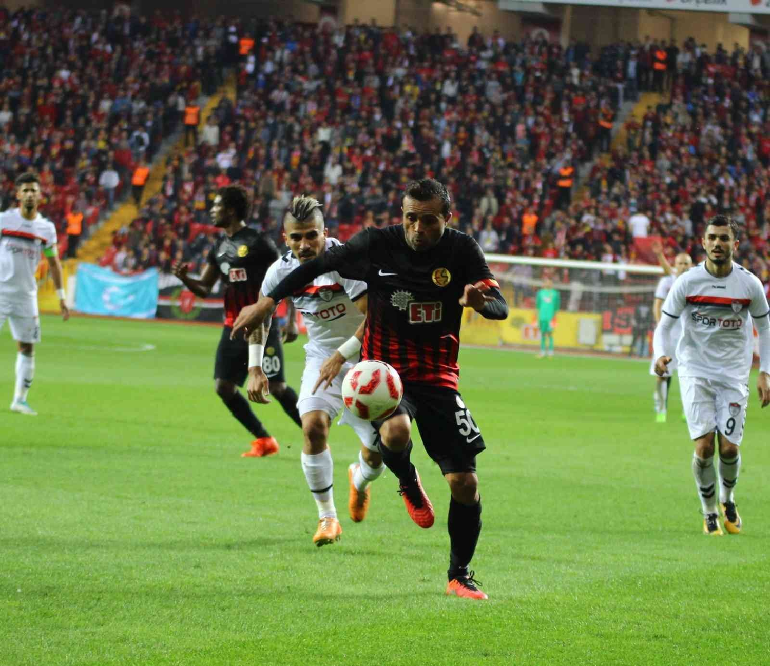 H�rriyet G�cer, Eski�ehirspor'a destek i�in imzay� att�