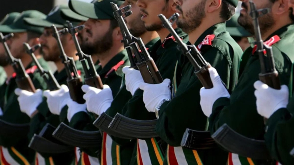 �ngiltere'den '�ran Devrim Muhaf�zlar�' hamlesi