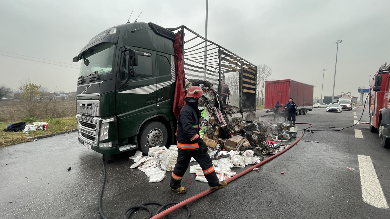 Kuzey Marmara Otoyolu'nda yang�n ��kan t�rda hasar olu�tu