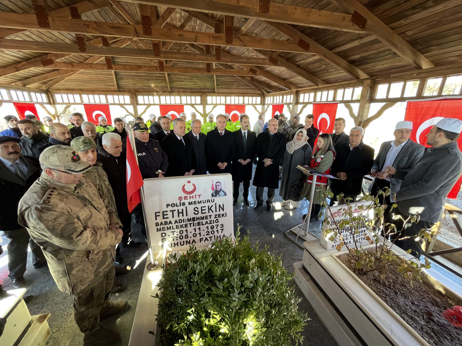 �ehit polis Fethi Sekin kabri ba��nda an�ld�