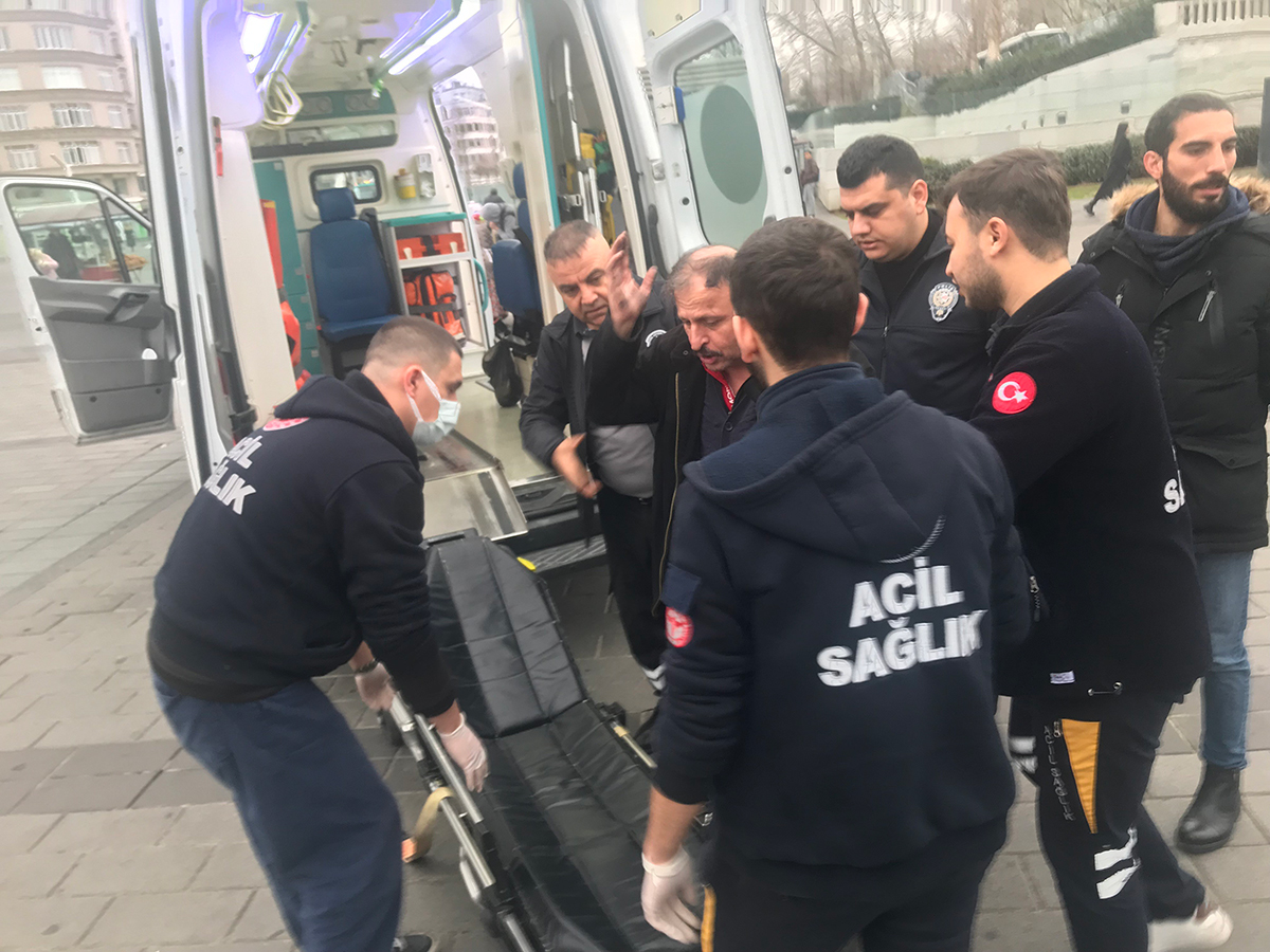Taksim Metrosu'nda hareketli anlar: Metroya d��t�
