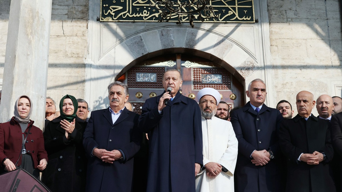 Tarihi Yeni Camii yeniden ibadete ald! Bakan Erdoan: Burada benim de hatram var