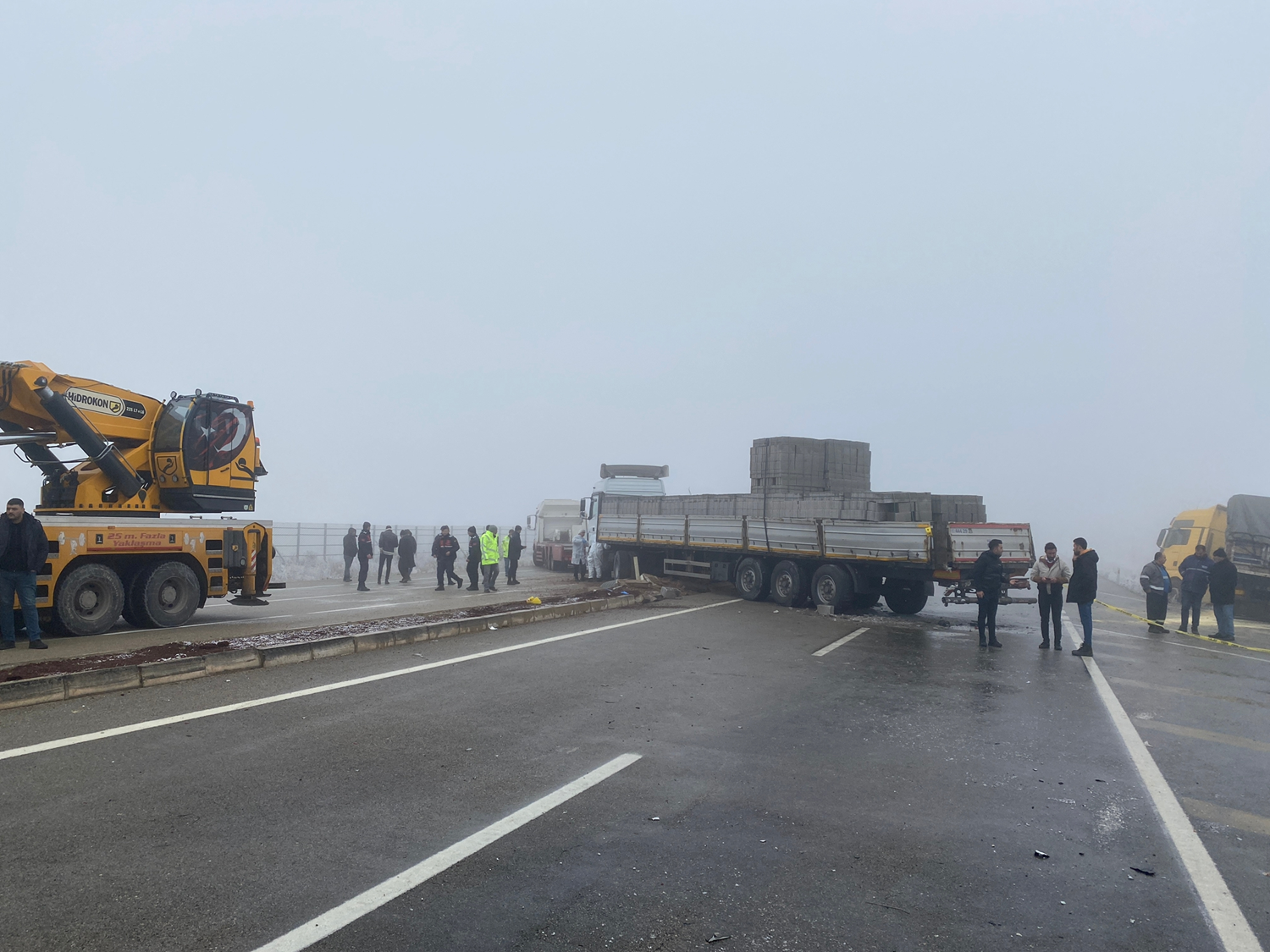 K�r�ehir'de 12 arac�n kar��t��� kazada 3 ki�i �ld�, 11 ki�i yaraland�