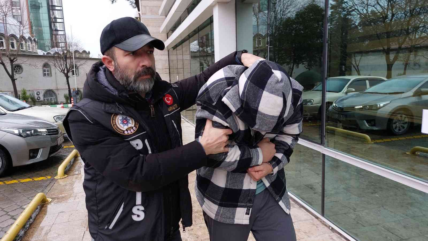 2 eski uzman �avu�, 139 bin 842 adet uyu�turucu hapla yakaland�