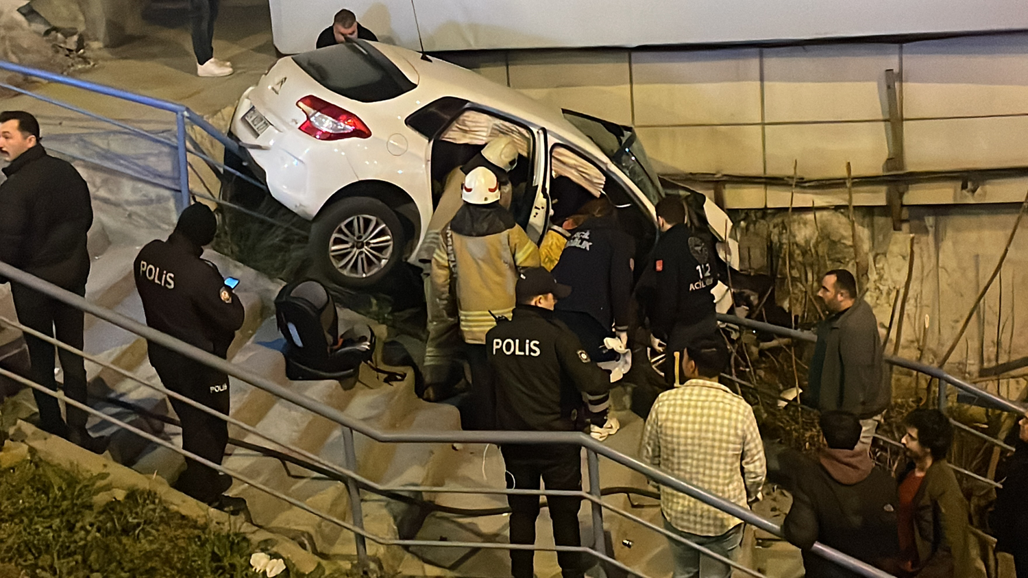 14 ya��ndaki �ocu�un kulland��� otomobil korkuluklarda as�l� kald�