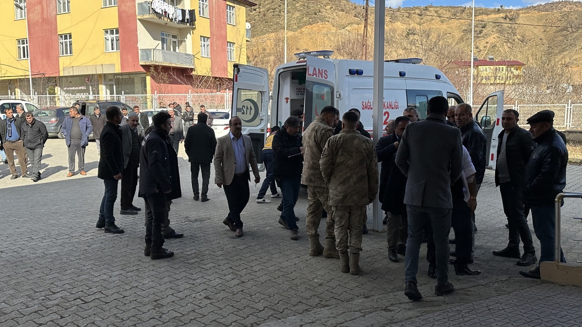 Bitlis'te kamyonet arampole devrildi: 9 yaral
