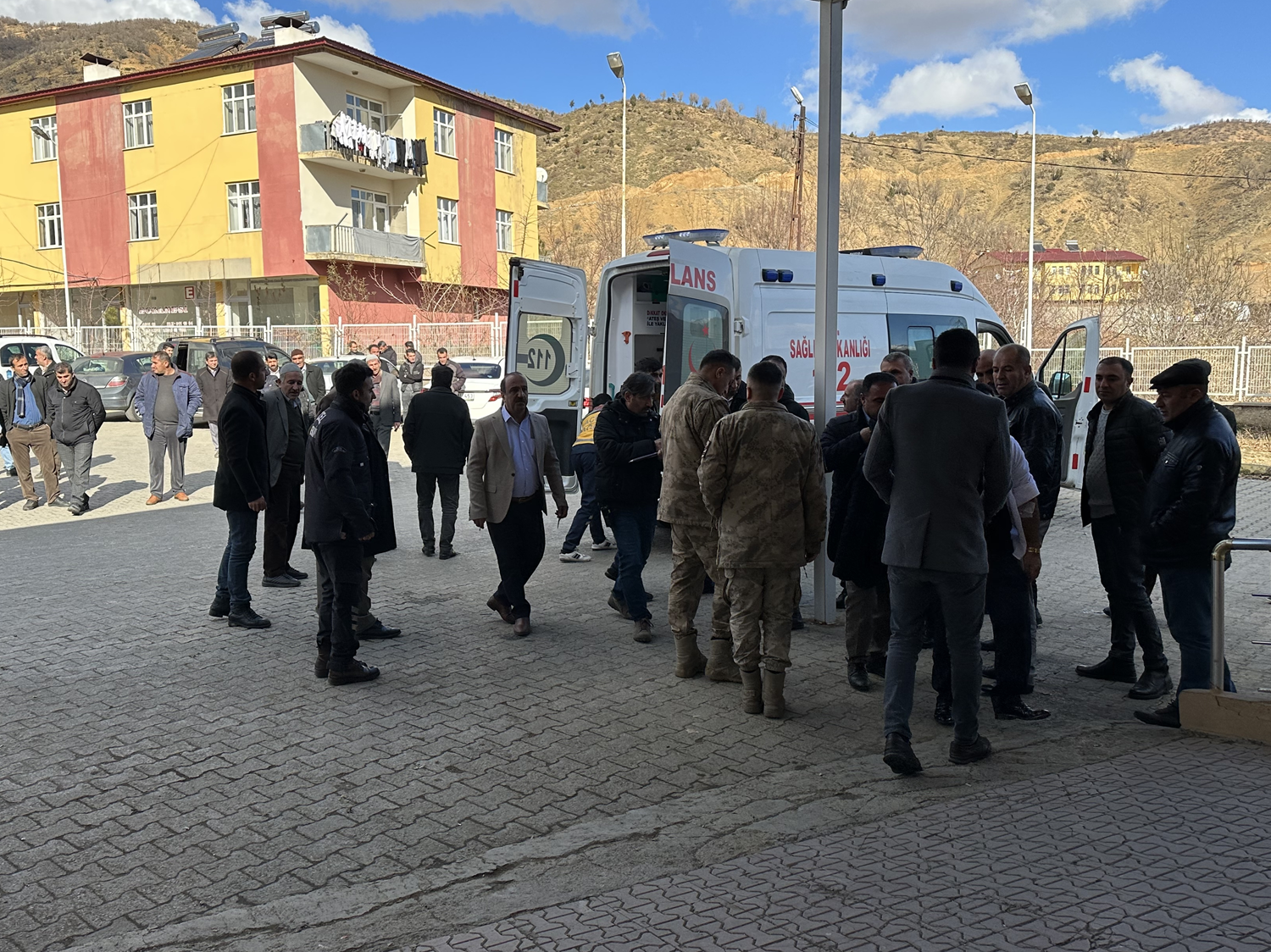 Bitlis'te kamyonet �arampole devrildi: 9 yaral�