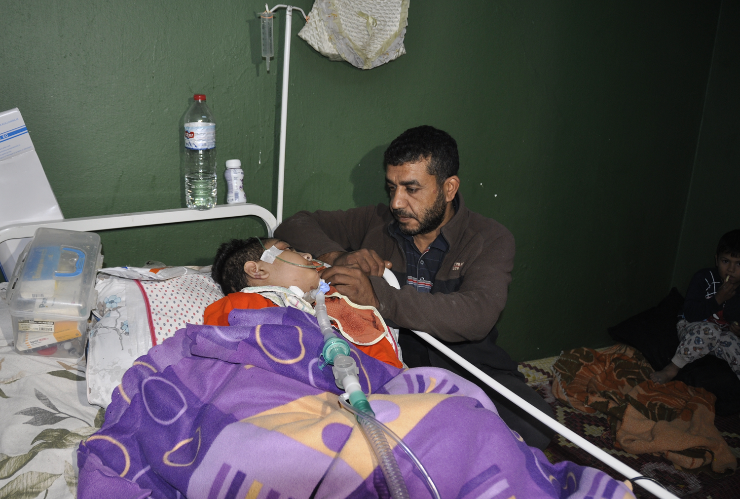 Yata�a ba�l� o�lunun solunum cihaz� i�in kulland��� jenerat�r �al�nd�: Aile yard�m bekliyor