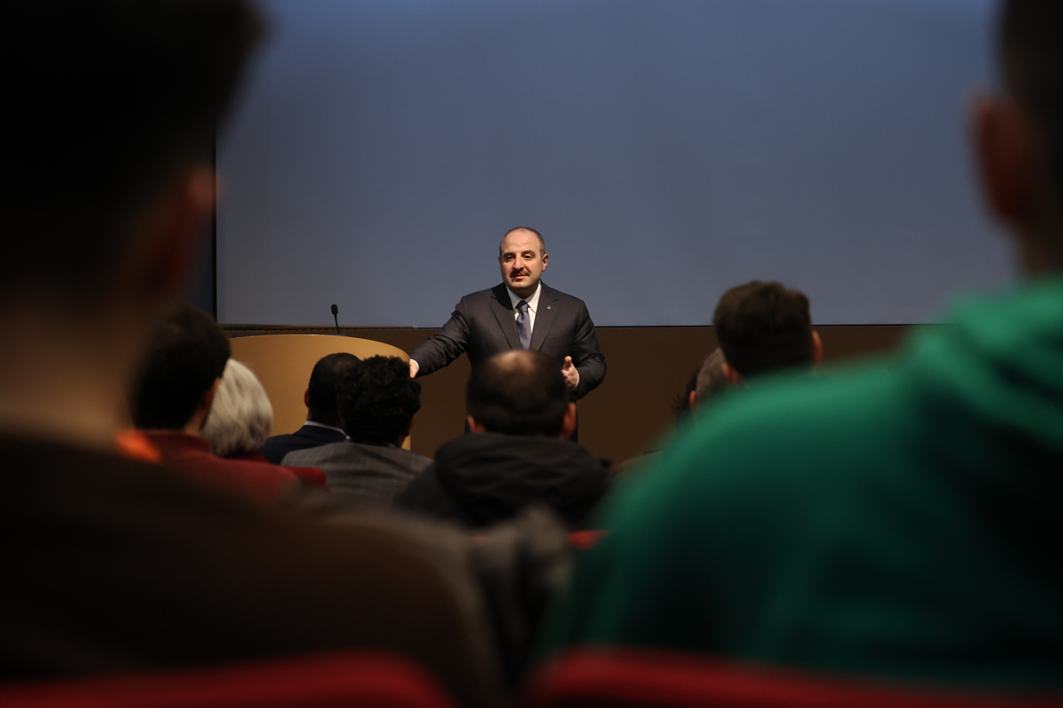 Bakan Varank duyurdu! D�nya devi, T�rkiye'ye geliyor