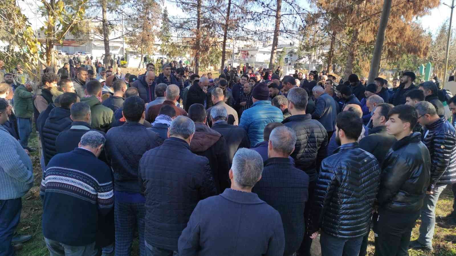 Evinin �n�nde kimli�i belirlenemeyen bir ki�i taraf�ndan vurulan sa�l�k �al��an� defnedildi