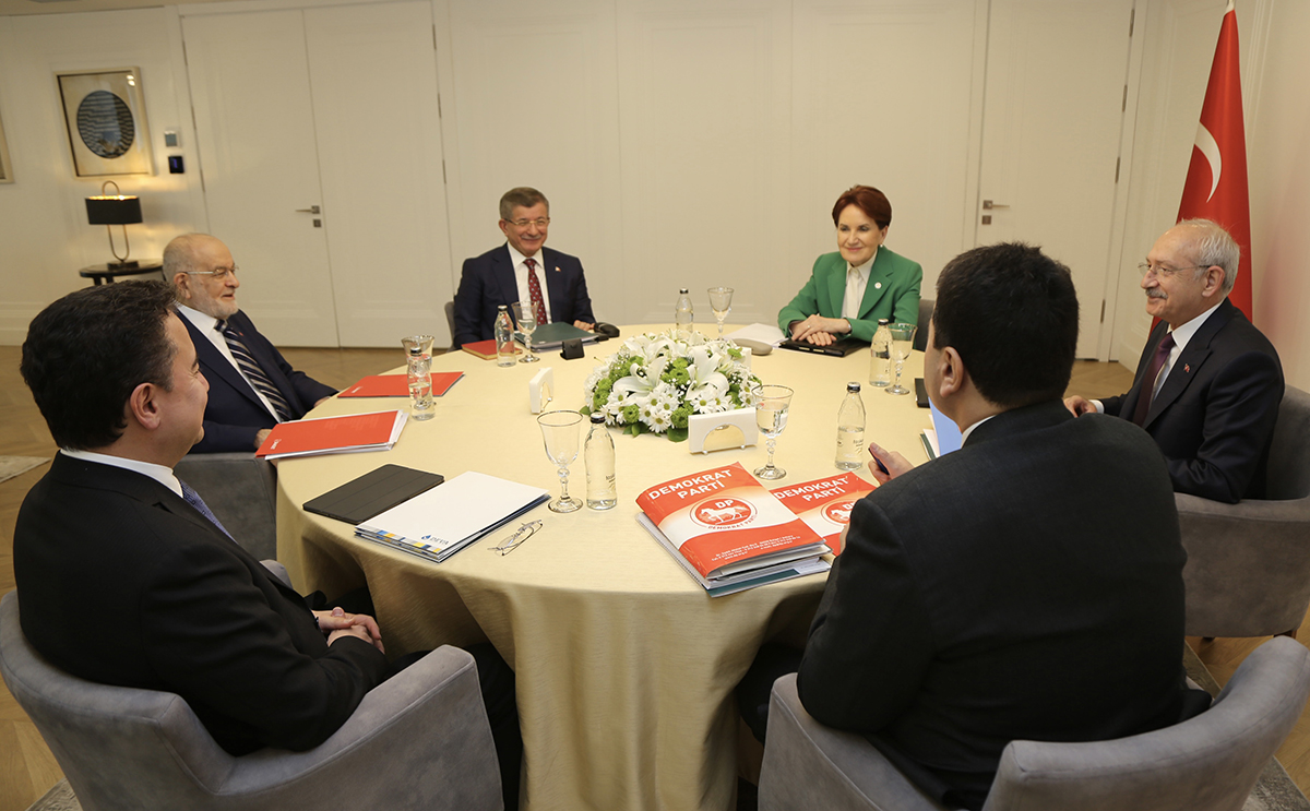 CHP'li isimden Davuto�lu'na tepki: Y�zde 0,3 oyu ile T�rkiye'yi y�netmek istiyor!
