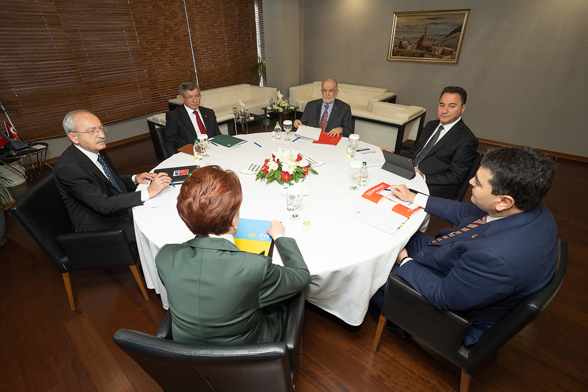 Davuto�lu'ndan 6'l�y� kar��t�racak a��klama: Biz ��kal�m masadan se�im mi kazanacaks�n�z �ok bilmi�ler?
