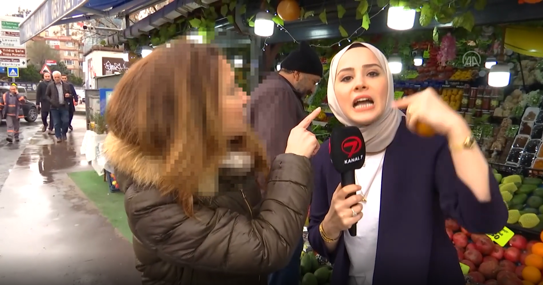 Gazeteci Mercan'a �irkin sald�r�! 'Kafan hava als�n ondan sonra konu�'